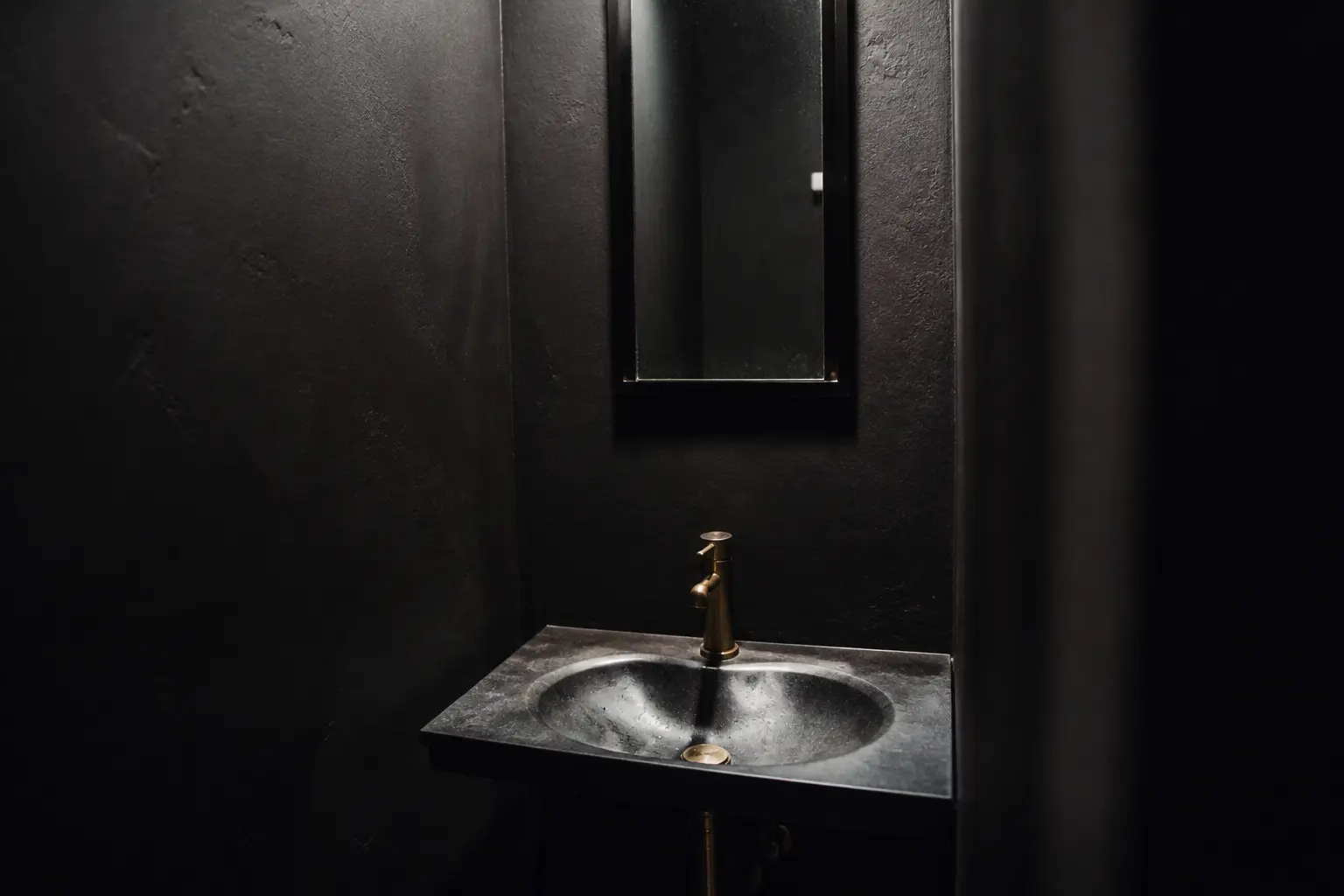 Quelles couleurs éviter dans une salle de bain et pourquoi elles déçoivent souvent