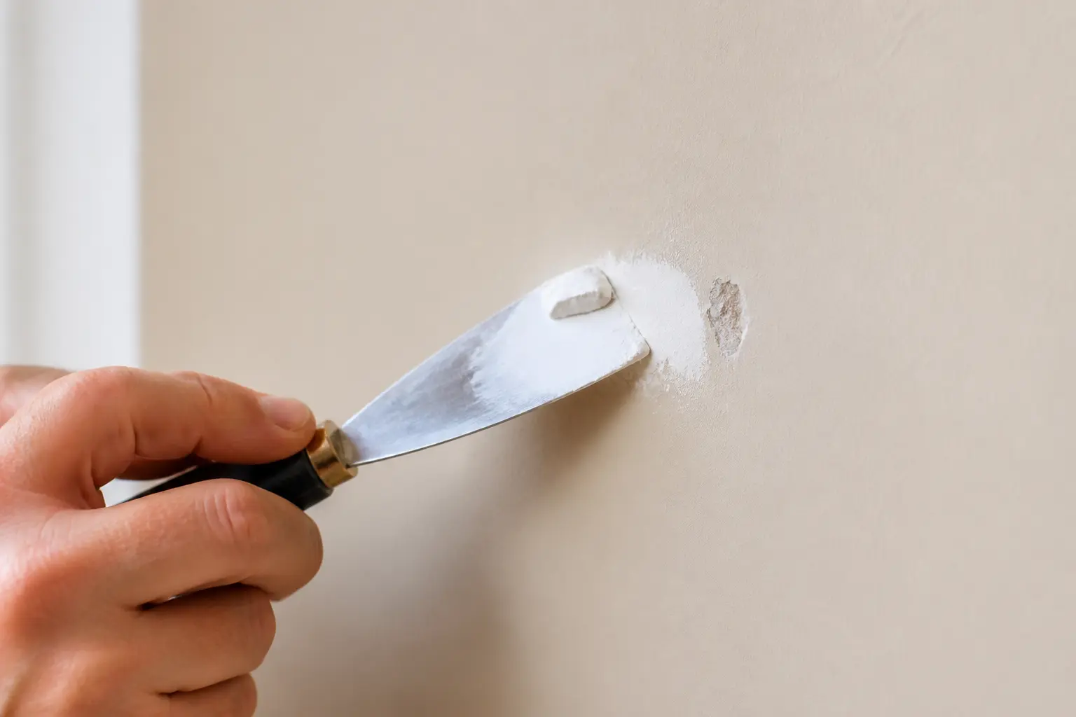 Reboucher des trous dans le mur : application, lissage et retouche propre