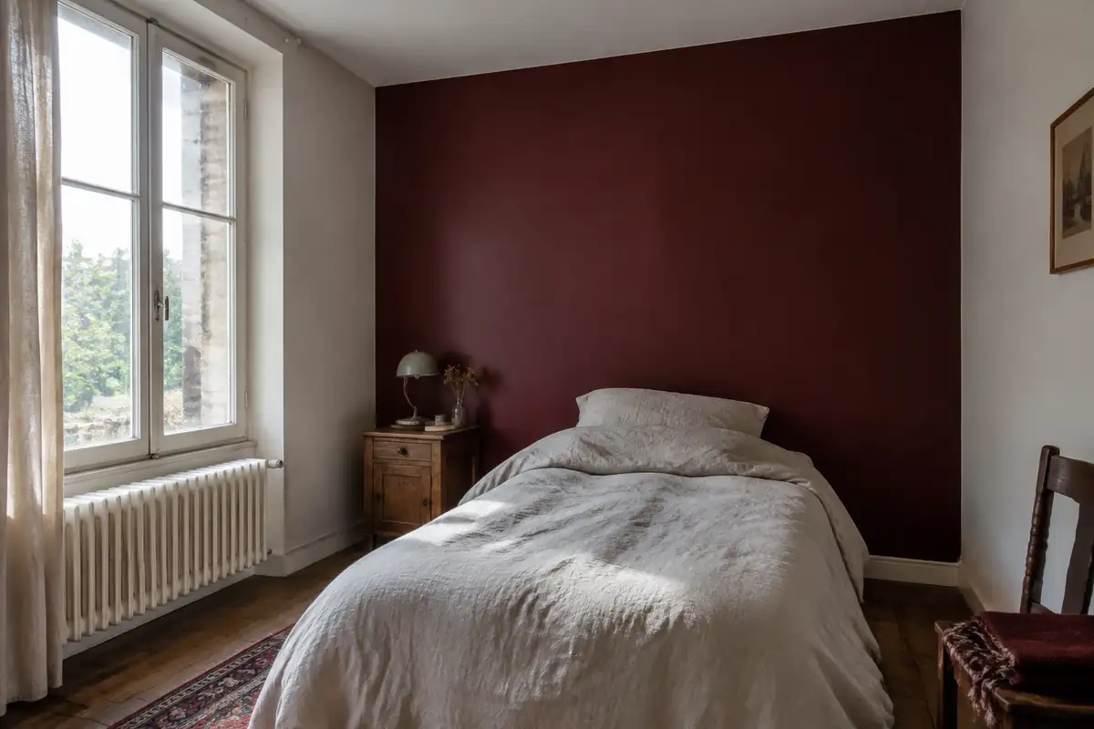 Chambre au mur du fond lie-de-vin, murs de côté et plafond clairs